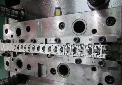 級進(jìn)模中的逃孔是什么意思?